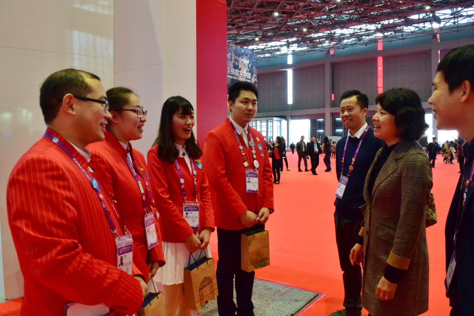 青春筑梦进博会 我校志愿者圆满完成首届中国国际进口博览会会展服务